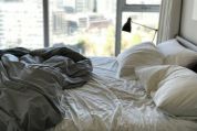 Leeres Doppelbett im Hochhaus am Morgen senile-bettflucht